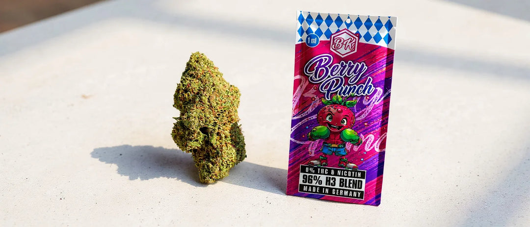 Was bedeutet 420: Hanfblüte neben einem Vape-Beutel auf hellem Stein