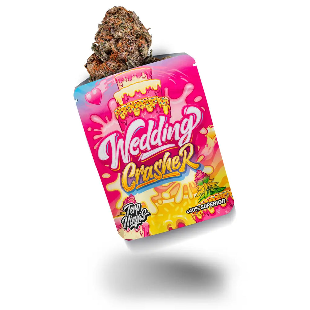 Bunte „Wedding Crasher“ Verpackung mit sichtbarer Cannabisblüte.