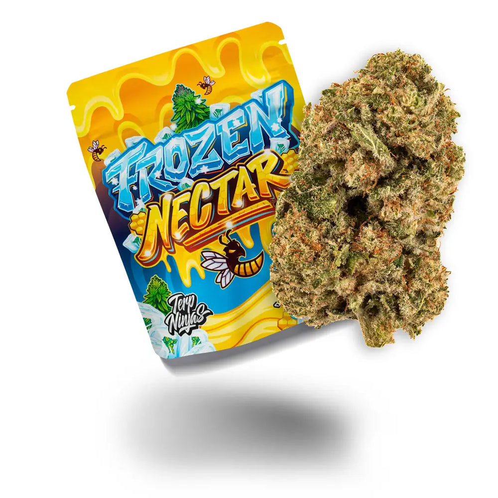 Frozen Nectar Markenverpackung neben einer großen hellgrünen Cannabisblüte auf weißem Hintergrund.