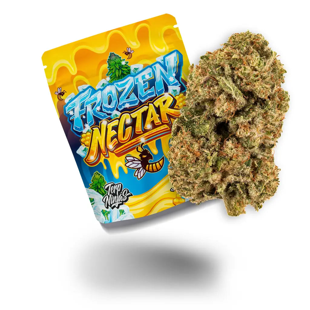 Frozen Nectar Markenverpackung neben einer großen hellgrünen Cannabisblüte auf weißem Hintergrund.